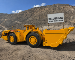 Corporación Macmining fortalece las operaciones mineras con la entrega de un Scootram FL04 a U&H STAR SAC